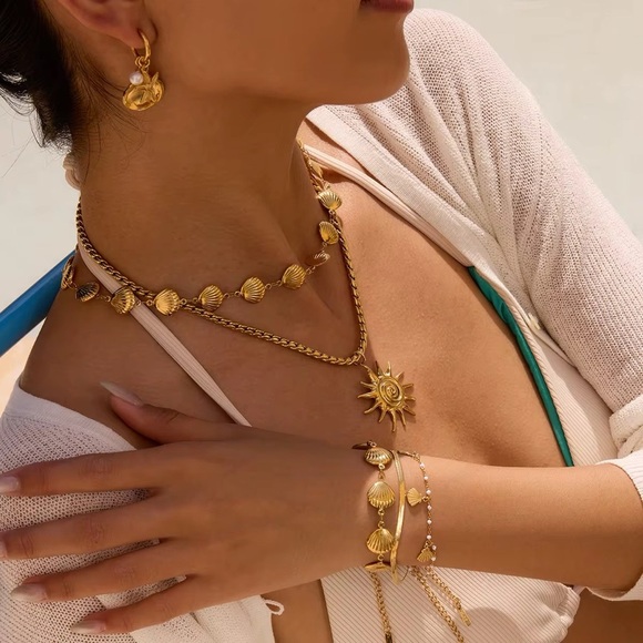 18K Gold Plated Shell Bracelet - Picture 2 of 6